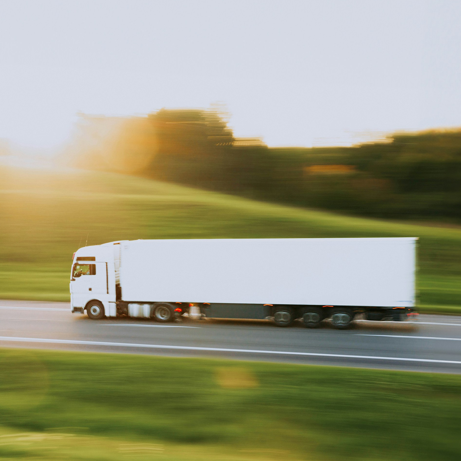 Logistics vehicle supporting regional distribution